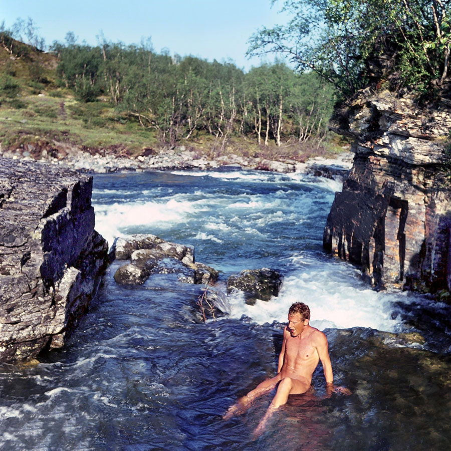 FKK, nackt und frei in der Natur - Nackter Mann badet im Wildwasser - Schweden